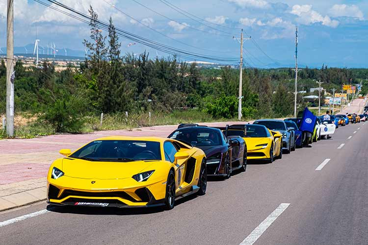 Có mặt trong dàn siêu xe gần 400 tỷ đồng với gần 70 chiếc, dễ dàng nhận thấy số lượng đông đảo nhất là của Hoàng Kim Khánh, 1 đại gia quê ở Hải Dương và cũng đang cố gắng lập kỷ lục Guinness diều lớn nhất Việt Nam, và để lễ hội được nhiều người biết đến rộng rãi, dân chơi này đã huy động bạn bè có chung niềm đam mê siêu xe tụ tập về đây. 