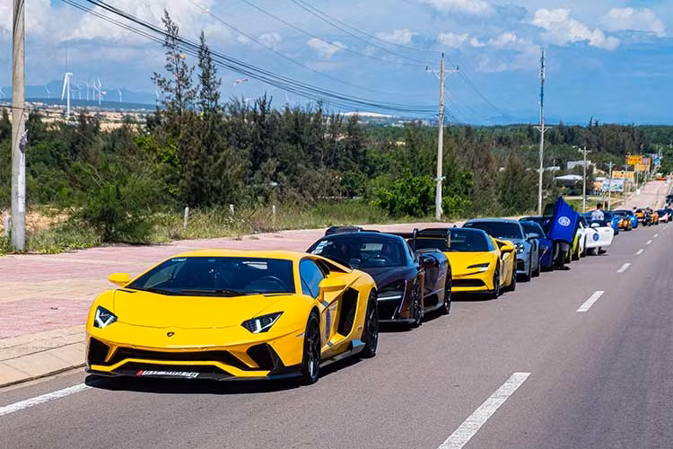 Có mặt trong dàn siêu xe gần 400 tỷ đồng với gần 70 chiếc, dễ dàng nhận thấy số lượng đông đảo nhất là của Hoàng Kim Khánh, 1 đại gia quê ở Hải Dương và cũng đang cố gắng lập kỷ lục Guinness diều lớn nhất Việt Nam, và để lễ hội được nhiều người biết đến rộng rãi, dân chơi này đã huy động bạn bè có chung niềm đam mê siêu xe tụ tập về đây. 