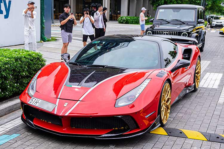 Dàn xe trăm tỷ có mặt tại Bình Thuận còn đặc biệt hơn khi lần đầu xuất hiện chiếc Ferrari 488 GTB độ Mansory × Pogea Racing. Chủ nhân “siêu ngựa” này còn sở hữu chiếc Lamborghini Aventador SV Coupe hàng hiếm.