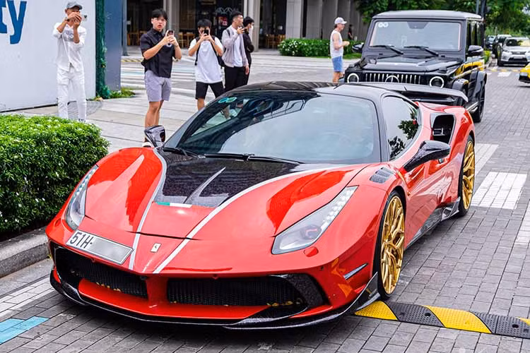 Dàn xe trăm tỷ có mặt tại Bình Thuận còn đặc biệt hơn khi lần đầu xuất hiện chiếc Ferrari 488 GTB độ Mansory × Pogea Racing. Chủ nhân “siêu ngựa” này còn sở hữu chiếc Lamborghini Aventador SV Coupe hàng hiếm.