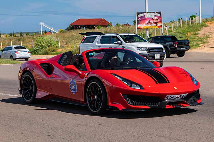 Ngoài ra còn có siêu xe Ferrari F8 Tributo, Ferrari 488 GTB (hơn 5 xe), Rolls-Royce Wraith cùng hãng chục xe thể thao từ nguyên bản đến độ và nhiều xe sang xuất hiện tại đây.