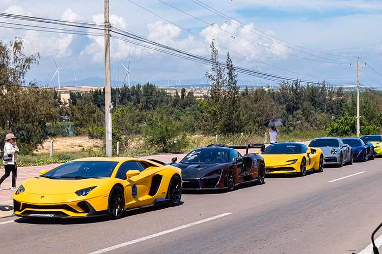 Mới đây, tại 1 khu du lịch tại xã Hòa Thắng, huyện Bắc Bình, tỉnh Bình Thuận đã diễn ra lễ hội diều, xác lập kỷ lục Guinness diều lớn nhất Việt Nam với chủ đề “Chắp cánh ước mơ” trong sự háo hức của người dân và du khách, bên lề của lễ hội này, còn có hàng chục siêu xe của các đại gia Việt góp mặt. 