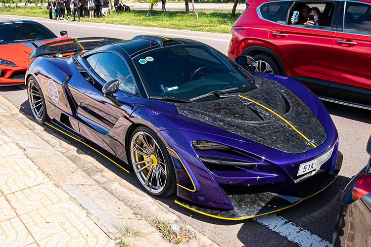 Ấn tượng không kém là chiếc McLaren 720S của đại gia Sài thành, được nâng cấp gói độ Novitec N-Largo giới hạn 15 bản trên toàn thế giới. Riêng gói độ widebody này đã có giá lên tới trên 2 tỷ đồng.