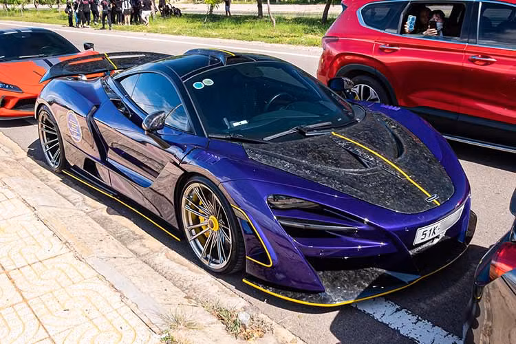 Ấn tượng không kém là chiếc McLaren 720S của đại gia Sài thành, được nâng cấp gói độ Novitec N-Largo giới hạn 15 bản trên toàn thế giới. Riêng gói độ widebody này đã có giá lên tới trên 2 tỷ đồng.