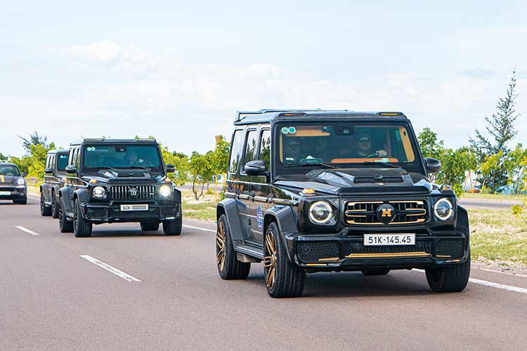 Một tay chơi xe sống tại An Giang sử dụng chiếc Mercedes-AMG G63 mạ vàng cực hiếm tại Việt Nam làm phương tiện đến lễ hội diều năm nay. Cùng với đó còn hai chiếc G63 khác của đại gia Sài Gòn và Đồng Nai. 