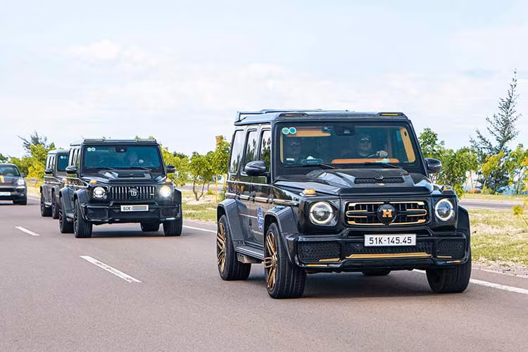 Một tay chơi xe sống tại An Giang sử dụng chiếc Mercedes-AMG G63 mạ vàng cực hiếm tại Việt Nam làm phương tiện đến lễ hội diều năm nay. Cùng với đó còn hai chiếc G63 khác của đại gia Sài Gòn và Đồng Nai. 