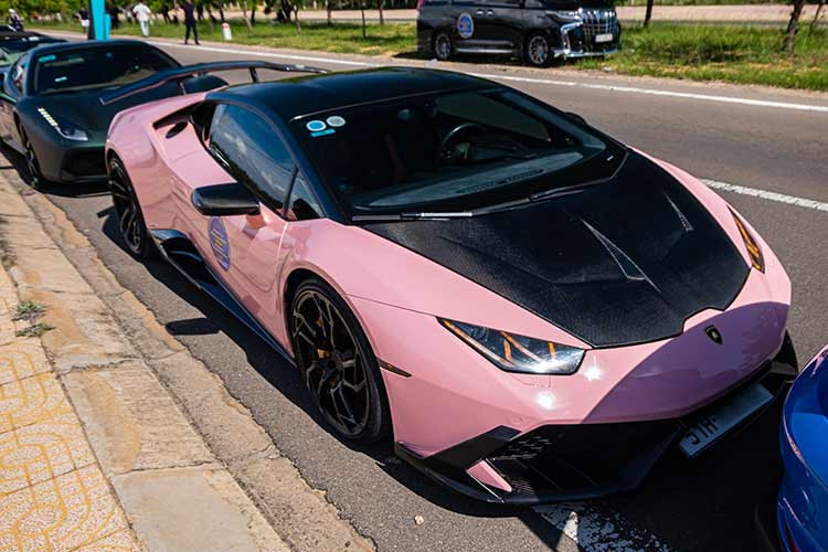 Lamborghini Huracan LP610-4 với gói độ Mansory, gồm cản trước, nắp ca-pô, cánh gió đuôi và cản sau làm từ chất liệu carbon. Siêu xe này từng có thời gian gắn bó với tay chơi Cường Đô la.