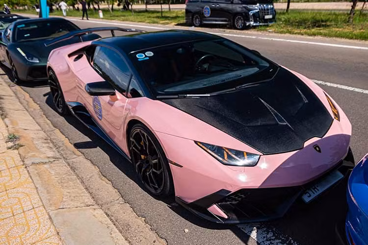 Lamborghini Huracan LP610-4 với gói độ Mansory, gồm cản trước, nắp ca-pô, cánh gió đuôi và cản sau làm từ chất liệu carbon. Siêu xe này từng có thời gian gắn bó với tay chơi Cường Đô la.