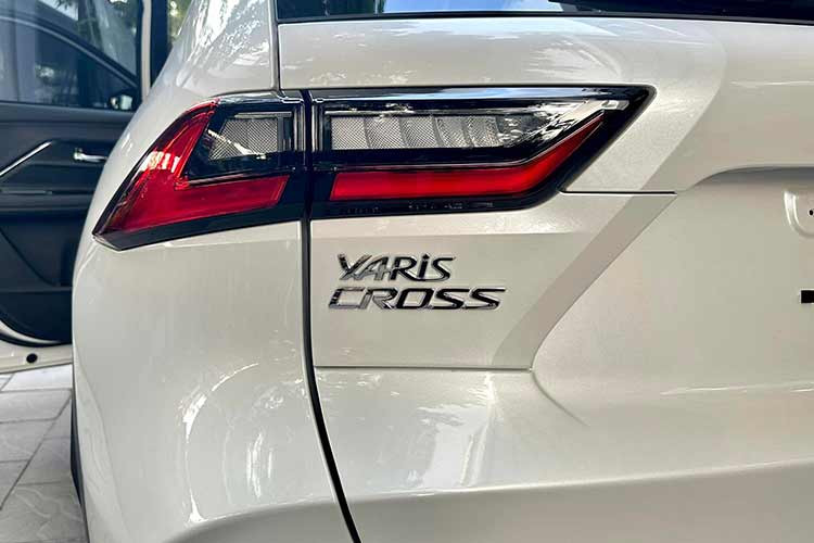 Dù giá khá cao nhưng Toyota Yaris Cross lại sở hữu lợi thế là trang bị tương đối đầy đủ ở cả 2 phiên bản. Ngay từ bản tiêu chuẩn, xe đã có đèn pha/đèn hậu LED toàn phần, đèn sương mù LED phía trước, đèn LED định vị ban ngày, đèn pha điều khiển tự động/chờ dẫn đường, gương chiếu hậu gập điện tự động, tích hợp đèn chào mừng và vành hợp kim 18 inch.