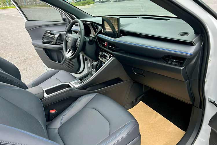 Các tính năng như; hỗ trợ kết nối với điện thoại thông minh/điều khiển giọng nói, điều hòa tự động, cửa gió/2 cổng USB Type C cho hàng ghế sau, sạc điện thoại không dây, đèn trang trí khoang lái, khóa cửa từ xa, phanh tay điện tử và tự động giữ phanh tạm thời.