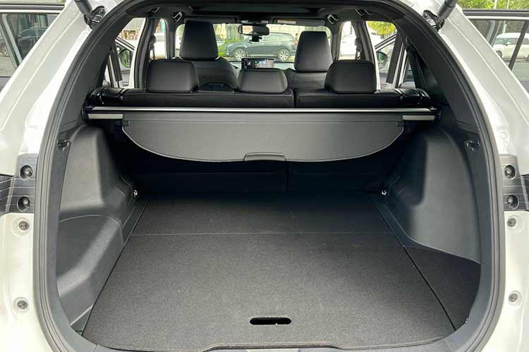 Trong khi đó, phiên bản hybrid dùng động cơ xăng 4 xi-lanh, dung tích 1.5L với công suất tối đa 90 mã lực và mô-men xoắn cực đại 121 Nm. Động cơ đi với mô-tơ điện mạnh 79 mã lực/141 Nm và pin lithium-ion.