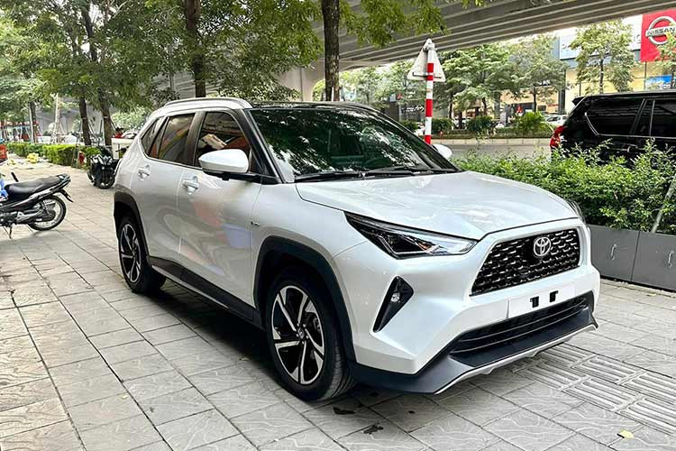 Toyota Yaris Cross là dòng SUV cỡ B hoàn toàn mới, đã lần đầu tiên ra mắt Việt Nam vào ngày 19/9/2023 với 2 phiên bản là máy xăng và hybrid. Giá bán khởi điểm lần lượt của 2 phiên bản này là 730 triệu và 838 triệu đồng. Do Toyota Yaris Cross giá đắt nhất nhì trong phân khúc, nó gặp không ít bất lợi khi cạnh tranh với các đối thủ.