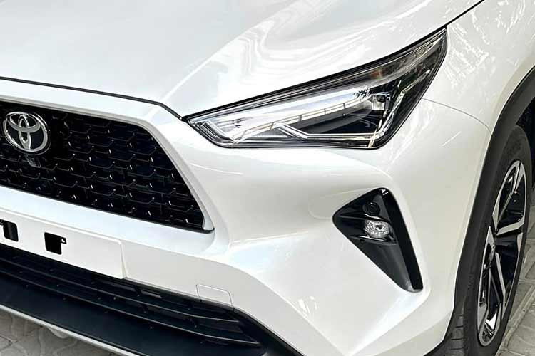 Ngoài ra, đại lý còn tặng cả bảo hiểm thân vỏ và phụ kiện chính hãng cho khách hàng mua mẫu SUV cỡ B này. Với chương trình ưu đãi 100% lệ phí trước bạ của đại lý, khách hàng có thể tiết kiệm số tiền từ 73 triệu đồng khi mua Toyota Yaris Cross phiên bản máy xăng, tùy tỉnh, thành đăng ký. Con số tương ứng của phiên bản hybrid là từ 84 triệu đồng.