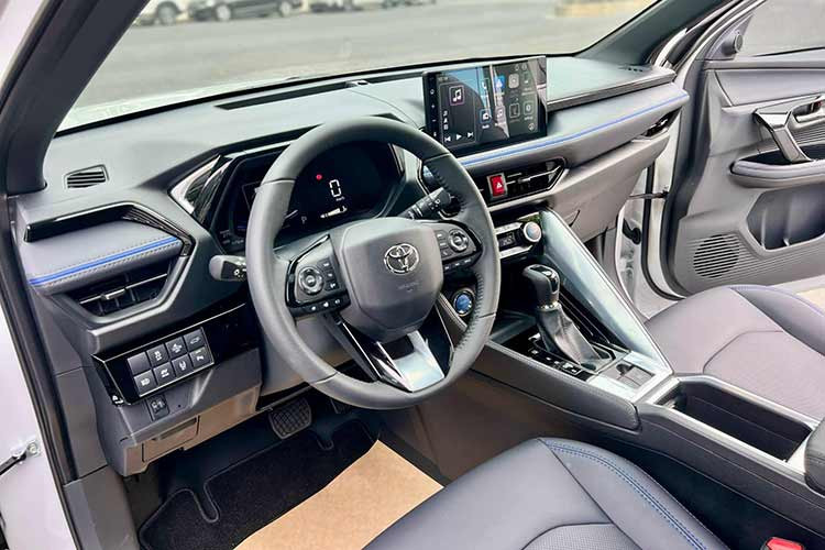 Bên trong xe, mẫu SUV cỡ B - Toyota Yaris Cross tại Việt Nam này được trang bị ghế/vô lăng bọc da, ghế lái chỉnh điện 8 hướng, bảng đồng hồ với màn hình hiển thị đa thông tin TFT 7 inch, màn hình cảm ứng trung tâm 10 inch,...