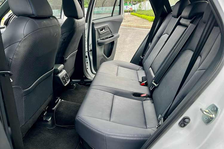 Nằm bên dưới nắp ca-pô của mẫu xe này là 2 tùy chọn động cơ. Ở phiên bản máy xăng, Toyota Yaris Cross dùng động cơ 4 xi-lanh, dung tích 1.5L, tạo ra công suất tối đa 105 mã lực và mô-men xoắn cực đại 138 Nm. Động cơ đi với hộp số tự động biến thiên vô cấp kép D-CVT và hệ dẫn động cầu trước. 