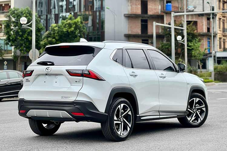 Cuối cùng là những trang bị an toàn tiêu chuẩn như 6 túi khí, cảnh báo áp suất lốp, cảnh báo điểm mù, cảnh báo phương tiện cắt ngang khi lùi, cảm biến hỗ trợ đỗ xe trước/sau, camera 360 độ, cảnh báo tiền va chạm, cảnh báo lệch làn và hỗ trợ giữ làn đường, đèn chiếu xa tự động, điều khiển hành trình thích ứng, cảnh báo phương tiện phía trước khởi hành và kiểm soát vận hành chân ga.