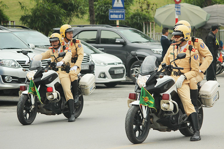 Sáng nay ngày 27/2, đoàn xe hộ tống Tổng thống Mỹ - Donald Trump đã tới Phủ Chủ tịch để hội kiến Tổng bí thư, Chủ tịch nước Nguyễn Phú Trọng và Thủ tướng Nguyễn Xuân Phúc bên lề Hội nghị thượng đỉnh Mỹ - Triều diễn ra tại Hà Nội.
