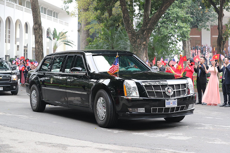 Xe được trang bị đèn LED hoàn toàn. Đèn lùi tích hợp vào khu vực gắn biển số. Trên nắp cốp xe có hai ăng ten. Biển số của những chiếc Cadillac này đều giống nhau, với số hiệu 800 - 002. Dòng chữ "Taxation without representation" (tạm dịch "Đóng thuế nhưng không có dân biểu") có liên quan đến một câu chuyện chính trị Mỹ.