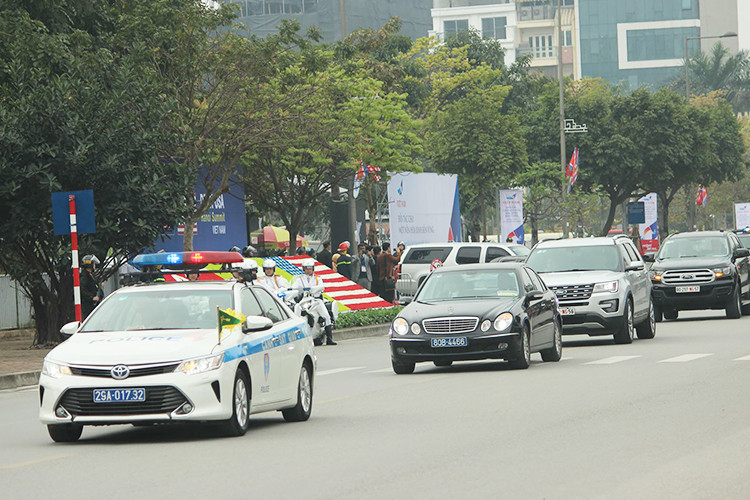 Đi nhóm giữa là hai chiếc Ford Everest và Ford Expedition có nhiệm vụ chở theo các mật vụ Mỹ. Kế ngay sau đó là đoàn xe hộ tống của Mỹ với mẫu SUV Full-size Suburban màu đen đi ngay trước 2 chiếc The Beast chở Tổng thống Donald Trump.