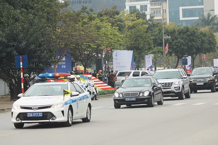 Đi nhóm giữa là hai chiếc Ford Everest và Ford Expedition có nhiệm vụ chở theo các mật vụ Mỹ. Kế ngay sau đó là đoàn xe hộ tống của Mỹ với mẫu SUV Full-size Suburban màu đen đi ngay trước 2 chiếc The Beast chở Tổng thống Donald Trump.