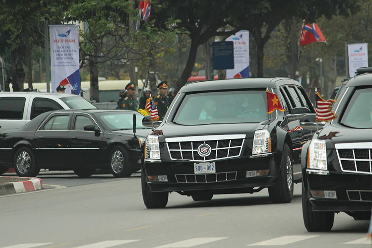 Đáng chú ý nhất, ở lần thứ 2 sang Việt Nam, Tổng thống Trump đã không mang theo Cadillac One - ''Quái thú'' The Beast 2.0 như kỳ vọng của nhiều người. Tổng thống Mỹ vẫn sử dụng The Beast từ thời ông Obama.