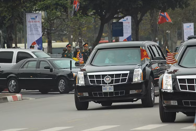 Đáng chú ý nhất, ở lần thứ 2 sang Việt Nam, Tổng thống Trump đã không mang theo Cadillac One - ''Quái thú'' The Beast 2.0 như kỳ vọng của nhiều người. Tổng thống Mỹ vẫn sử dụng The Beast từ thời ông Obama.