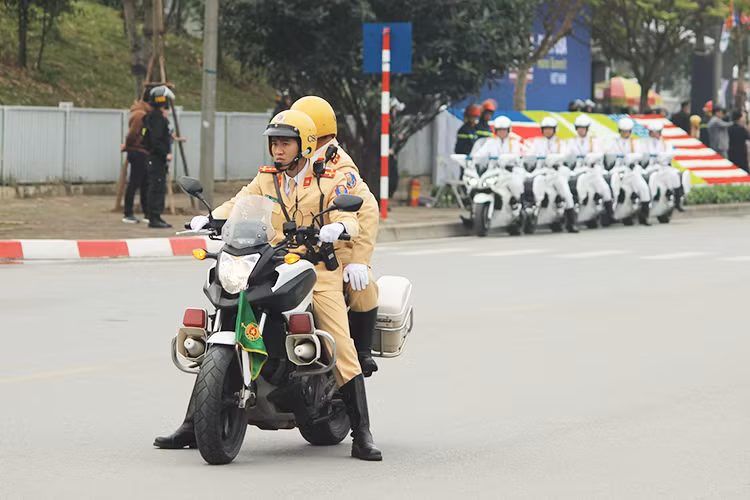 Ngoài Honda NC750 Police, còn có những chiếc "bồ câu trắng" Yamaha FJR1300 phía sau hộ tống đoàn xe của Tổng thống Mỹ tại thượng đỉnh Mỹ - Triều. Đây cũng là một trong số những dòng xe môtô làm nhiệm vụ dẫn đoàn khá được ưa chuộng trên Thế giới hiện nay.
