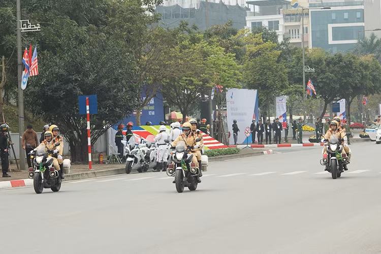 Dẫn đoàn là những chiếc xe CSGT tăng cường, đây là những chiếc Honda NC750 phiên bản Police mới nhất của CSGT Hà Nội dựa trên nền tảng của mẫu NC750X. Những xhiếc xe môtô đặc chủng này sở hữu đèn chiếu sáng rộng và đèn xi-nhan gắn cao. Hai bên thân của chiếc xe được thiết kế thêm đèn báo và còi hú chuyên dụng dành cho lực lượng cảnh sát dẫn đoàn. 