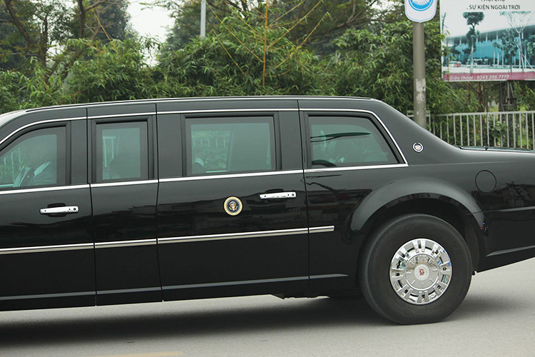 Xe chống đạn Cadillac One sở hữu hần cửa xe khá dày. Riêng phần chống đạn ngoài dày hơn 15 cm, cấu tạo từ cả chục lớp vật liệu khác nhau. Kính chống đạn cũng được cấu thành từ nhiều lớp và được hàn kín, không mở ra được. Riêng phần kính vị trí tài xế có thể hé xuống được một chút, cột C của xe được gắn logo Cadillac.