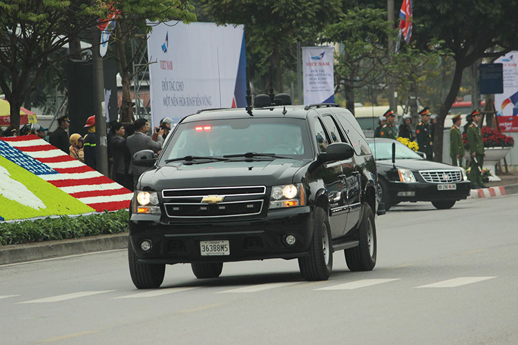 Đi sau The Beast là hai mẫu Suburban và Ford Expedition có nhiệm vụ bảo vệ đằng sau "Quái thú". Ngoài ra chiếc Ford Expedition còn có nhiệm vụ phá sóng nhằm đảm bảo an ninh trong suốt hành trình di chuyển.
