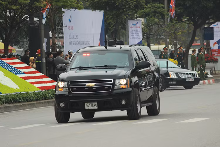 Đi sau The Beast là hai mẫu Suburban và Ford Expedition có nhiệm vụ bảo vệ đằng sau "Quái thú". Ngoài ra chiếc Ford Expedition còn có nhiệm vụ phá sóng nhằm đảm bảo an ninh trong suốt hành trình di chuyển.