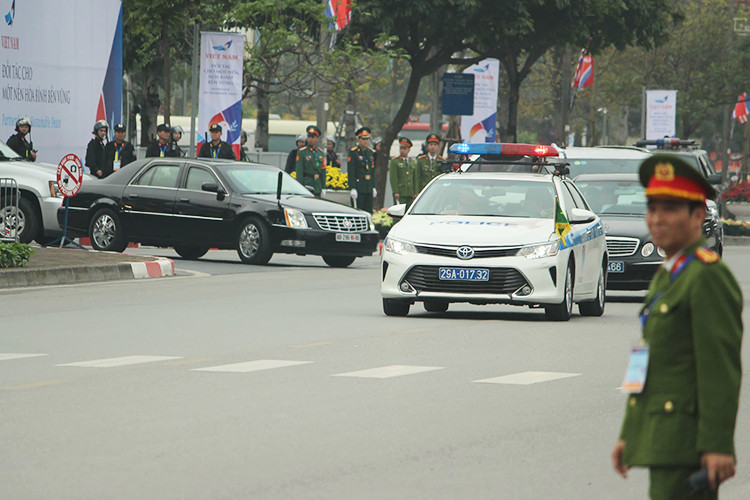 Chiếc xe ôtô Toyota Camry cũng thuộc Cảnh sát giao thông Việt Nam cùng 1 chiếc Mercedes-Benz E-Class đời cũ của Bộ Ngoại Giao Việt Nam cũng tham gia nhiệm vụ dẫn đoàn tại hội nghị thượng đỉnh lần này.