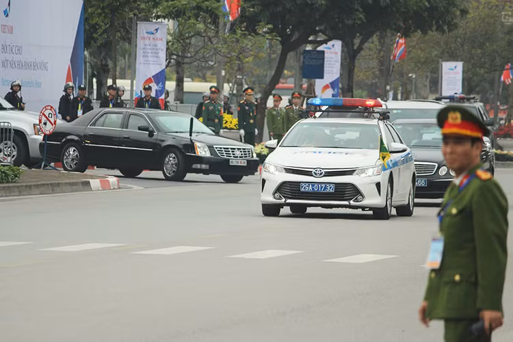 Chiếc xe ôtô Toyota Camry cũng thuộc Cảnh sát giao thông Việt Nam cùng 1 chiếc Mercedes-Benz E-Class đời cũ của Bộ Ngoại Giao Việt Nam cũng tham gia nhiệm vụ dẫn đoàn tại hội nghị thượng đỉnh lần này.