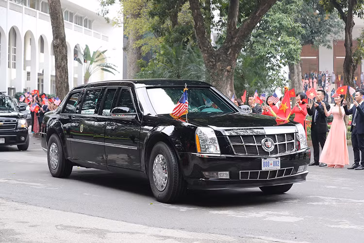 Con dấu của Tổng thống Mỹ được dán gần vị trí tay nắm cửa. Mặt gương chiếu hậu có tích hợp xi-nhan. Phía đầu mỗi chiếc Cadillac One tại sân bay đều được gắn một quốc kỳ Việt Nam bên trái, một quốc kỳ Mỹ bên phải. Sau các cuộc gặp với lãnh đạo Việt Nam, dự kiến lúc 18h30 cùng ngày, Tổng thống Mỹ Donald Trump và Chủ tịch Triều Tiên Kim Jong Un sẽ chào hỏi nhau tại khách sạn Sofitel Legend Metropole, Hà Nội.