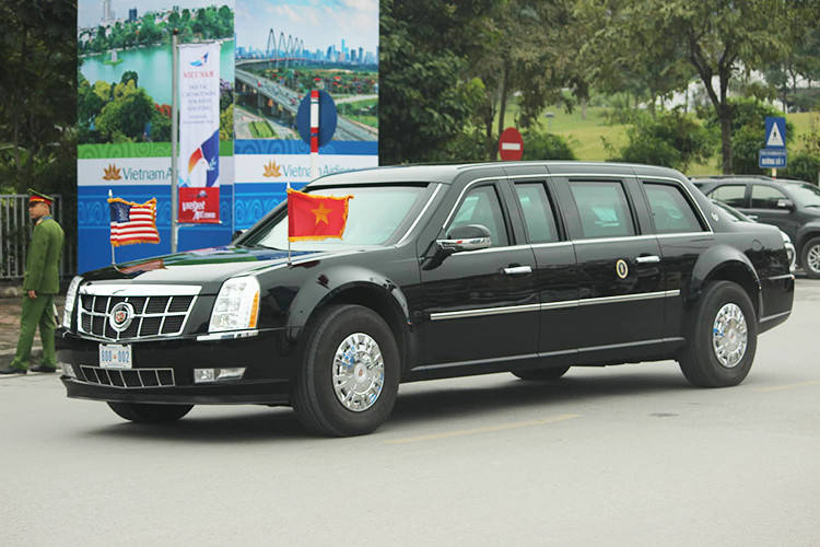 Bộ lốp xe có đường kính khá lớn, tương đương lốp một chiếc xe buýt. Lốp xe được gia cường bằng vật liệu sợi Kevlar rất bền bỉ. Trong trường hợp bộ lốp bị hỏng, xe vẫn có thể di chuyển tiếp được bằng bộ vành siêu cứng. Vành xe có đường kính 19,5 inch, kết hợp bộ lốp Goodyear chuyên dùng cho xe tải hạng nặng. Kích thước lốp 285/70.