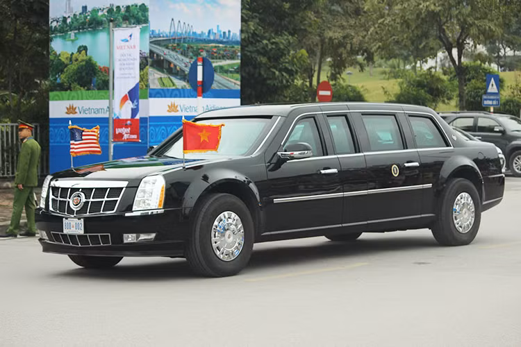 Bộ lốp xe có đường kính khá lớn, tương đương lốp một chiếc xe buýt. Lốp xe được gia cường bằng vật liệu sợi Kevlar rất bền bỉ. Trong trường hợp bộ lốp bị hỏng, xe vẫn có thể di chuyển tiếp được bằng bộ vành siêu cứng. Vành xe có đường kính 19,5 inch, kết hợp bộ lốp Goodyear chuyên dùng cho xe tải hạng nặng. Kích thước lốp 285/70.