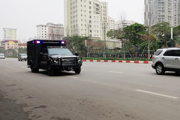 Nhóm cuối gồm nhiều xe như Suburban, Mercedes-Benz GLS, Lexus LX570, Ford Transit chở mật vụ Mỹ, lực lượng an ninh Việt Nam, nhân viên Nhà Trắng và các cán bộ của phái đoàn Mỹ. Nhóm hộ tống cuối gồm có một chiếc xe đặc chủng phát hiện vũ khí hoá học Ford F550 của Mỹ và chiếc Hummer H2 bọc thép của Bộ Công An Việt Nam. 