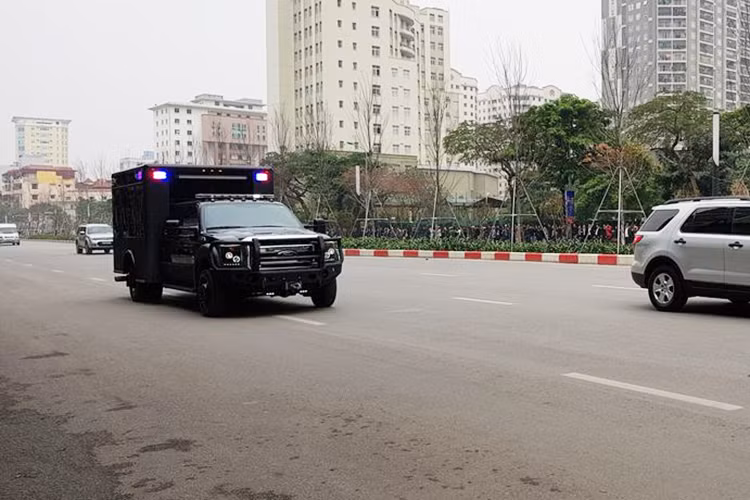 Nhóm cuối gồm nhiều xe như Suburban, Mercedes-Benz GLS, Lexus LX570, Ford Transit chở mật vụ Mỹ, lực lượng an ninh Việt Nam, nhân viên Nhà Trắng và các cán bộ của phái đoàn Mỹ. Nhóm hộ tống cuối gồm có một chiếc xe đặc chủng phát hiện vũ khí hoá học Ford F550 của Mỹ và chiếc Hummer H2 bọc thép của Bộ Công An Việt Nam. 