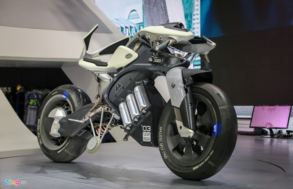 Trung tâm gian hàng của Yamaha tại triển lãm Bangkok Motor Show 2018 là mẫu môtô sử dụng trí thông minh nhân tạo Yamaha MOTOROiD mới. Mẫu concept được gọi là "kỳ lạ" bởi nó được trang bị trí thông minh nhân tạo AI, có khả năng tự cân bằng, nhận diện chủ xe, tương tác với con người như vật thể sống.