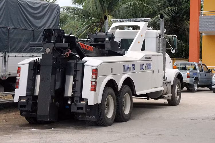 Xe cứu hộ hàng khủng Kenworth chuyên dụng này do hãng Jerrdan, Mỹ chế tạo có tải trọng cẩu tời cứu hộ lên đến 35 tấn chuyên dành cho việc kéo các loại xe tải trọng lớn. Đây là loại giống những chiếc xe cứu hộ đã được nhập về Việt Nam hồi năm 2016 để phục vụ cho dự án giao thông trọng điểm Hầm đèo Cả, đèo Cổ Mã tại tỉnh Phú Yên và Khánh Hòa.