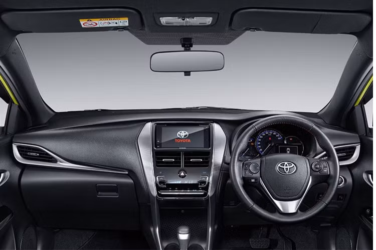 Yaris vẫn có thiết kế nội thất tương ứng với bản sedan nhưng sẽ không có màn hình cảm ứng 7-inch, thay vào đó là hệ thống âm thanh 2-DIN có hỗ trợ Bluetooth, USB và AUX. Các tính năng đáng quan tâm trên mẫu xe này với hệ thống khởi động bằng nút bấm, hệ thống điều hòa tự động, gương chiếu hậu chỉnh/gập điện, đèn pha dạng chiếu…