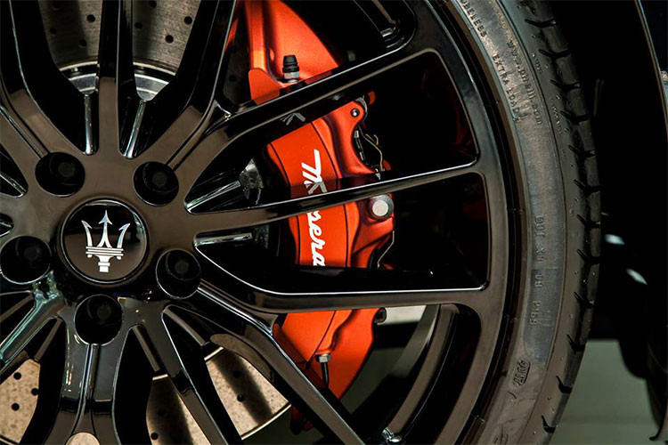 Điểm nhấn ở ngoại hình chiếc xe sang Maserati Quattroporte GTS Gransport Nerissimo Edition chính là cùm phanh sơn màu đỏ bắt mắt. Đi kèm cùm phanh này là bộ mâm "Titano" 21 inch sơn đen bóng.