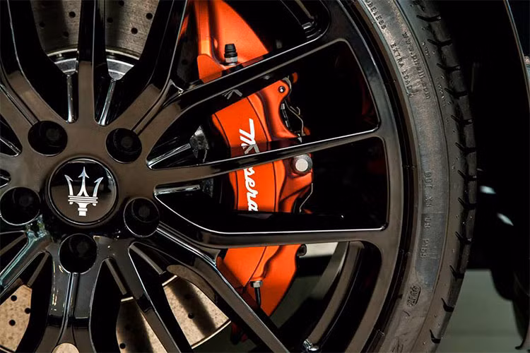 Điểm nhấn ở ngoại hình chiếc xe sang Maserati Quattroporte GTS Gransport Nerissimo Edition chính là cùm phanh sơn màu đỏ bắt mắt. Đi kèm cùm phanh này là bộ mâm "Titano" 21 inch sơn đen bóng.