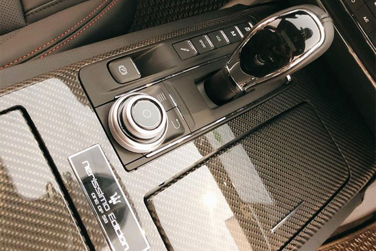 Bệ cần số được ốp sợi carbon bóng, ngoài ra còn có một tấm huy hiệu Maserati và dòng chữ Nerissimo Edition One of 50 hoàn thành màu bạc vừa tạo sự nổi bật cho khoang lái chiếc Maserati Quattroporte GTS Gransport Nerissimo Edition độc nhất vô nhị tại thị trường Việt Nam mà còn giúp nhận biết đây là phiên bản giới hạn.
