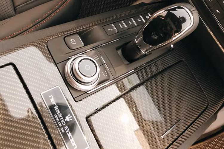 Bệ cần số được ốp sợi carbon bóng, ngoài ra còn có một tấm huy hiệu Maserati và dòng chữ Nerissimo Edition One of 50 hoàn thành màu bạc vừa tạo sự nổi bật cho khoang lái chiếc Maserati Quattroporte GTS Gransport Nerissimo Edition độc nhất vô nhị tại thị trường Việt Nam mà còn giúp nhận biết đây là phiên bản giới hạn.