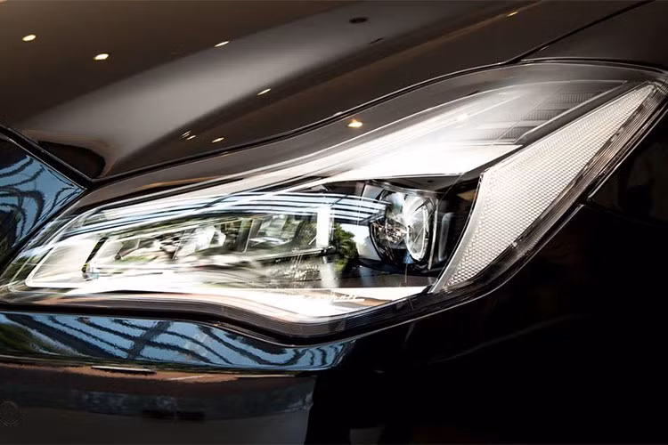 Nerissimo trong tiếng ý có nghĩa là đen, đó cũng chính là lý do vì sao chiếc xe sang Maserati Quattroporte GTS Gransport Nerissimo Edition xuất hiện tại Việt Nam có ngoại thất đen toàn thân. Ngoài màu đen bóng, chiếc sedan hàng hiếm còn có các chi tiết khác bằng sợi carbon bóng như lip cản trước, tay nắm cửa, vỏ gương và cột B.