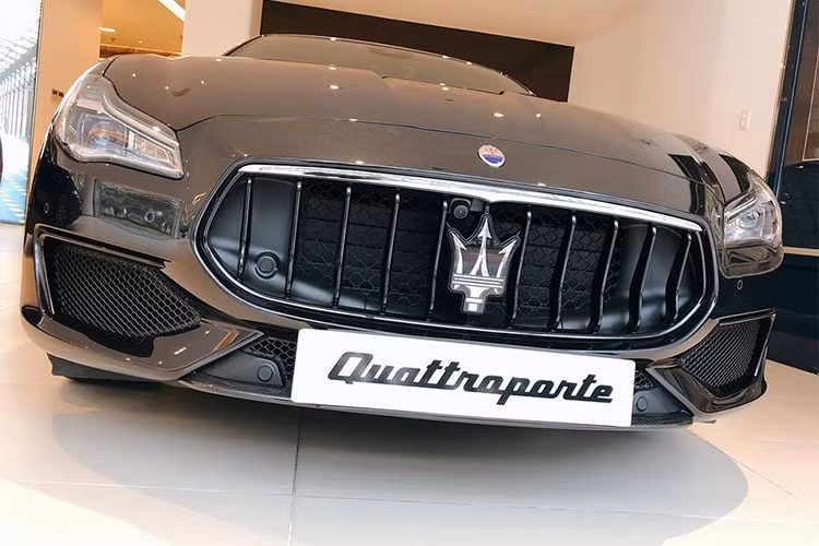 Sự xuất hiện của chiếc Maserati Quattroporte GTS Gransport Nerissimo Edition tại thị trường Việt Nam chỉ sau khoảng 2 tháng ra mắt các khách hàng trên thế giới khiến người mê xe khâm phục mức độ chịu chơi của chủ nhân chiếc xe sedan hạng sang hàng hiếm này.