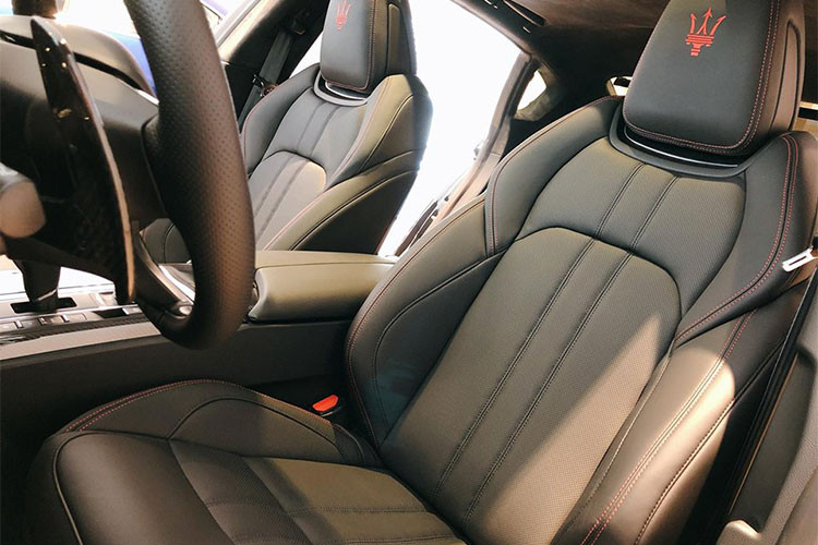 Điểm nhấn bên trong khoang lái chính của chiếc sedan hạng sang Maserati này là biểu tượng "cây đinh ba" quyền lực được hoàn thành với màu đỏ, các đường chỉ khâu tinh xảo ở ghế ngồi cũng có màu đỏ.