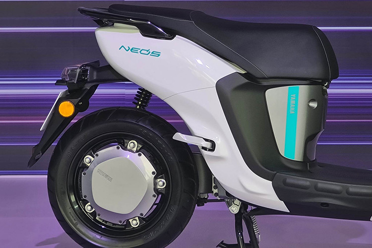 Ở động cơ YIPU thế hệ 2 thì động cơ, phanh sau, hệ thống điều khiển MCU được gắn vào càng sau (tay gắp sau) của xe. Động cơ này được gắn vào vành xe bằng bu lông nên rất dễ dàng khi tháo bánh xe để vá hay thay thế lốp xe.