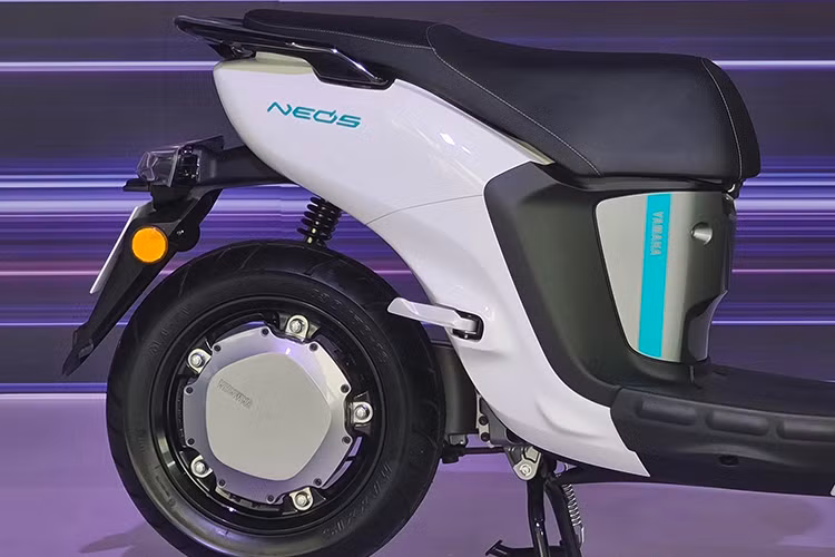 Ở động cơ YIPU thế hệ 2 thì động cơ, phanh sau, hệ thống điều khiển MCU được gắn vào càng sau (tay gắp sau) của xe. Động cơ này được gắn vào vành xe bằng bu lông nên rất dễ dàng khi tháo bánh xe để vá hay thay thế lốp xe.